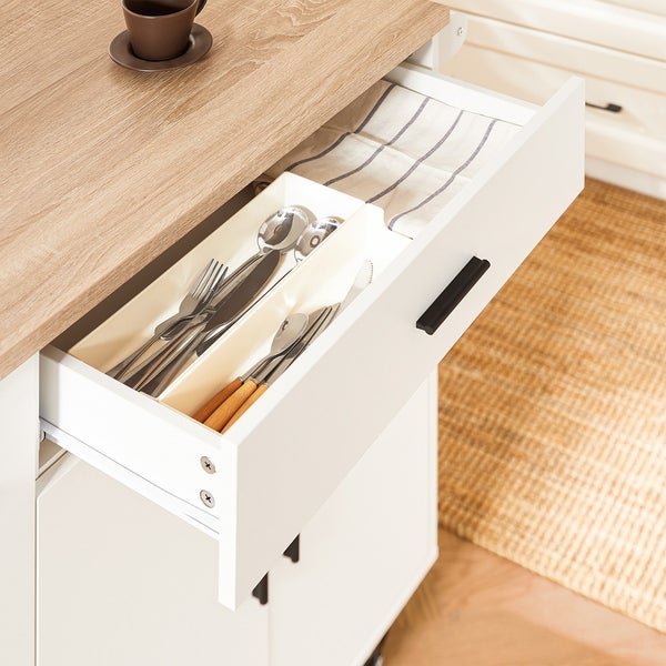 Küchenschrank mit offener Schublade, gefüllt mit Besteck