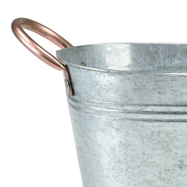 Detailansicht eines Zinkeimers mit Griff