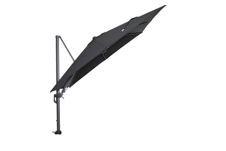 Grauer Ampelschirm aus Polyester mit Aluminiumgestell in geneigter Position.