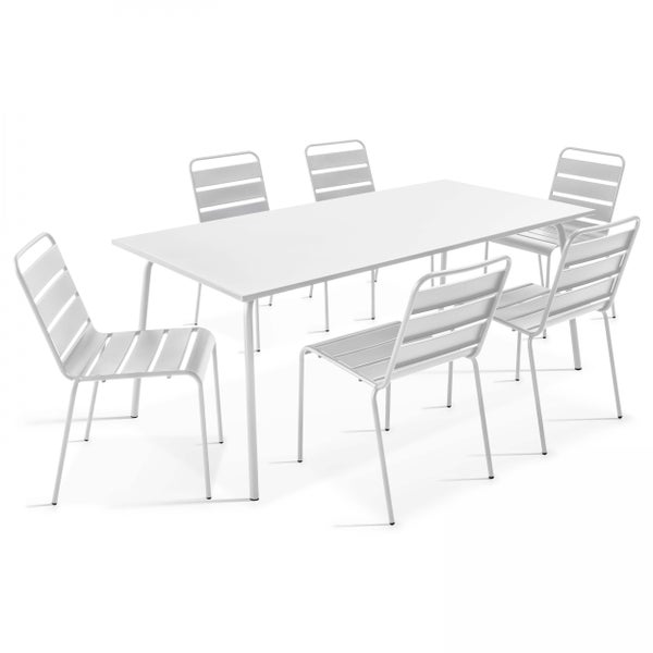 Moderne Garten-Essgruppe bestehend aus einem rechteckigen Metalltisch und sechs Stühlen mit Lattendesign an Sitzfläche und Rückenlehne.