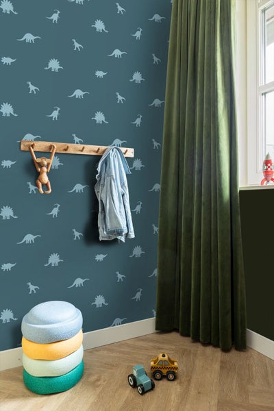 Kinderzimmer mit Dinosaurier-Tapete, Hocker und Holzspielzeug