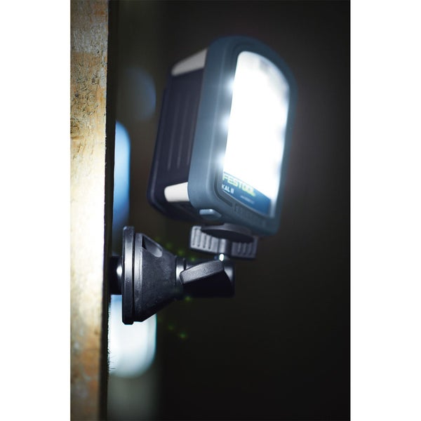 Festool Arbeitsleuchte SysLite KAL II mit Magnet-Halterung an einem Holzbalken befestigt.