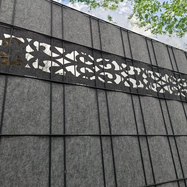 Sichtschutzwand mit dekorativem Ausschnitt und grauer Filzverkleidung