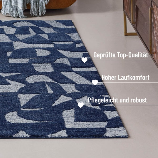 Blauer Teppich mit geometrischem Muster, pflegeleicht, robust und mit hohem Laufkomfort.