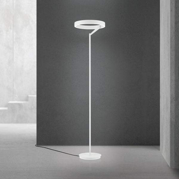 Moderne Stehlampe mit ringförmigem Leuchtkopf im minimalistischen Design.