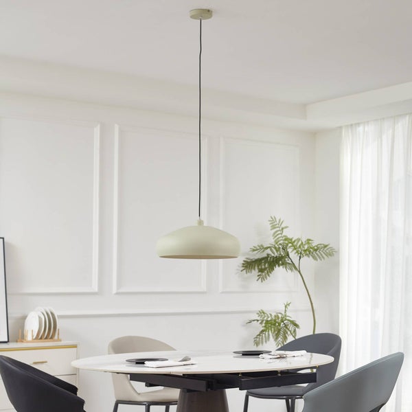 Moderne Pendelleuchte mit flachem, kuppelförmigem Schirm über einem weißen, runden Esstisch in einem hellen, geräumigen Esszimmer.