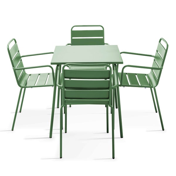 Grünes Gartenmöbel-Set aus Metall, bestehend aus einem quadratischen Tisch und vier Stühlen mit Armlehnen.