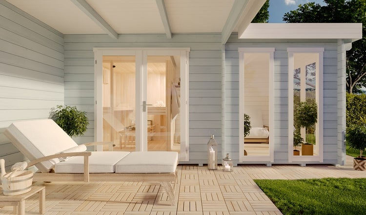 Modernes Gartenhaus mit integrierter Sauna, hellblaue Holzfassade, Doppeltür aus Glas und zwei großen Fenstern auf einer Holzterrasse.