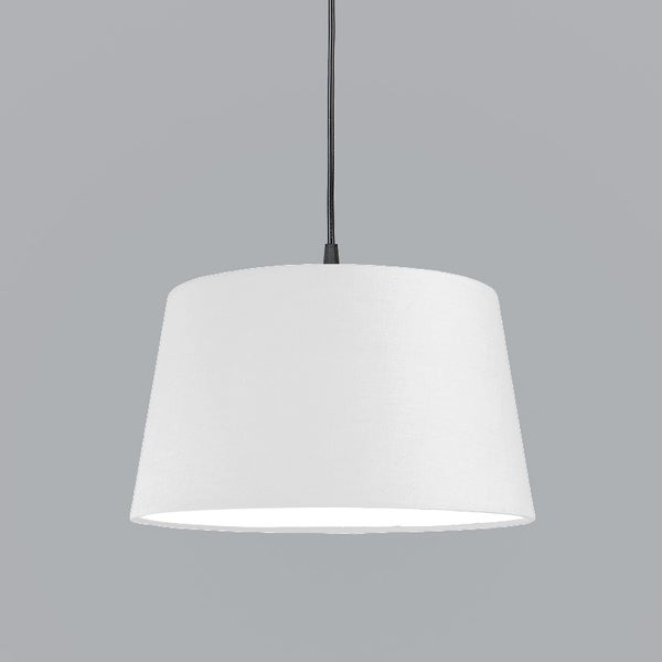 Weiße Hängelampe mit Stoffschirm