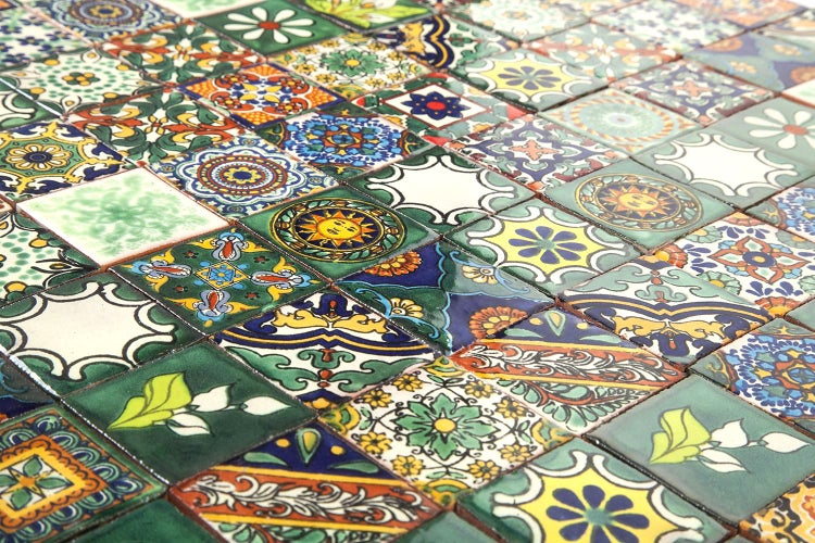 Dekorative Fliesen mit verschiedenen Ornamenten
