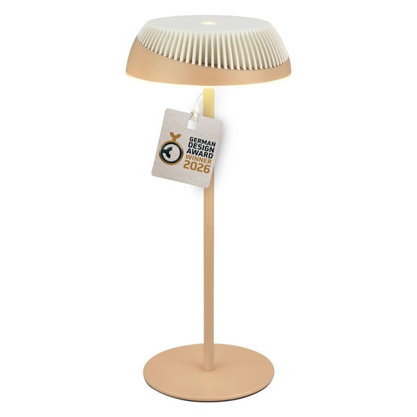Moderne apricotfarbene Tischleuchte in Pilzform mit gefaltetem Schirm und Auszeichnung German Design Award Winner 2026.