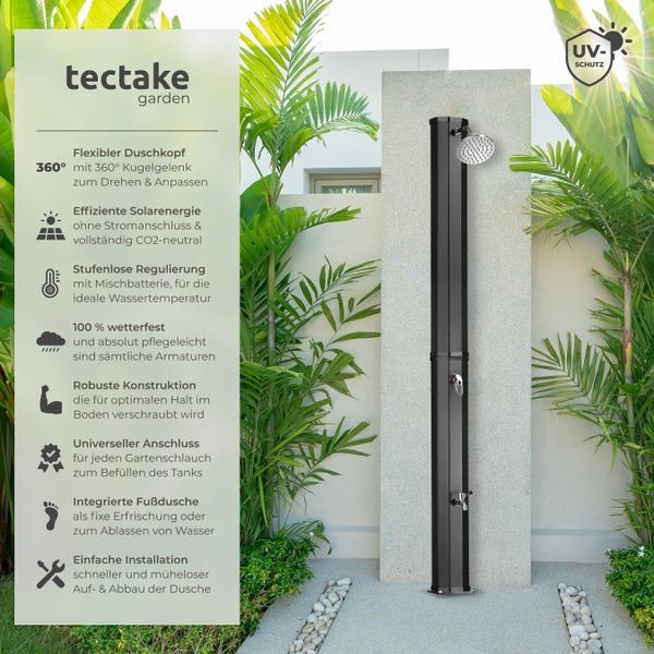 Schwarze Gartendusche mit Solarenergie und UV-Schutz vor tropischer Vegetation