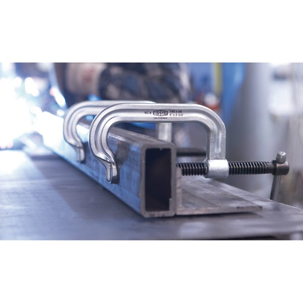 Ventilreparatur-Werkzeugsatz in einem blauen Kunststoffkoffer