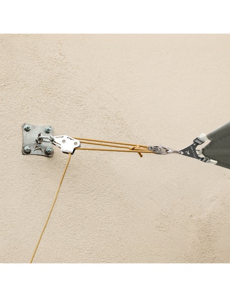 Detailansicht einer Sonnensegel-Befestigung mit Seilspannern und Wandhalterung.