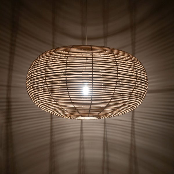 Elliptische Pendelleuchte aus geflochtenem Rattan, die waagerechte Schattenmuster an die Wand wirft.