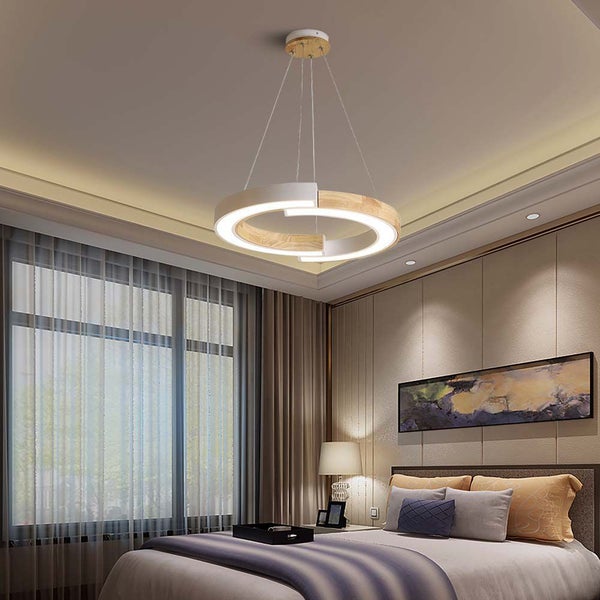 Schlafzimmer mit kreisförmiger Hängelampe aus Holz und hellem Licht