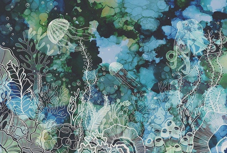 Vlies-Fototapete mit künstlerischem Unterwasser-Motiv, weiße Linienzeichnungen von Quallen, einem Oktopus und Korallen auf gemustertem Grund.