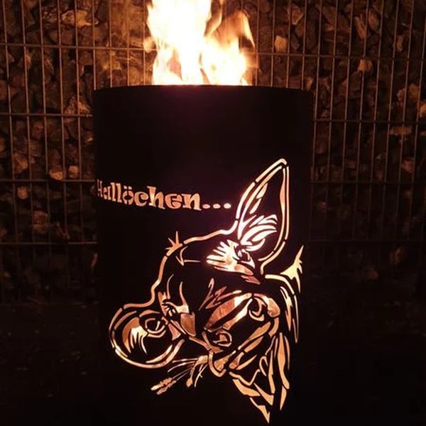 Feuerstelle aus Stahl mit Ausschnitten und Feuer