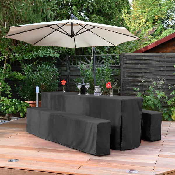 Gartensitzgruppe mit Schutzhülle und Sonnenschirm auf Holzterrasse