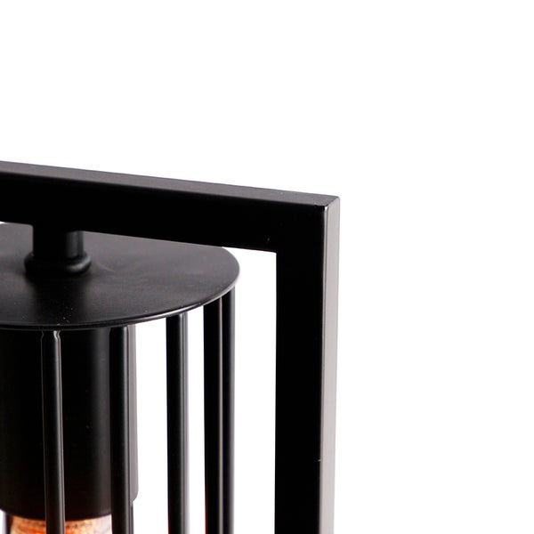 Detail einer schwarzen Wandleuchte mit Metallrahmen