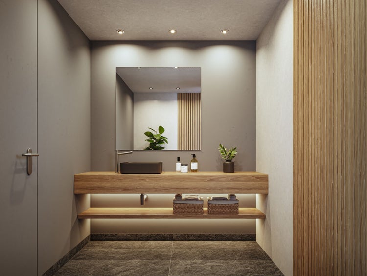 Modernes Badezimmer mit schwebendem Waschtisch aus Holz, dunklem Aufsatzbecken, Spiegel und integrierter Beleuchtung.