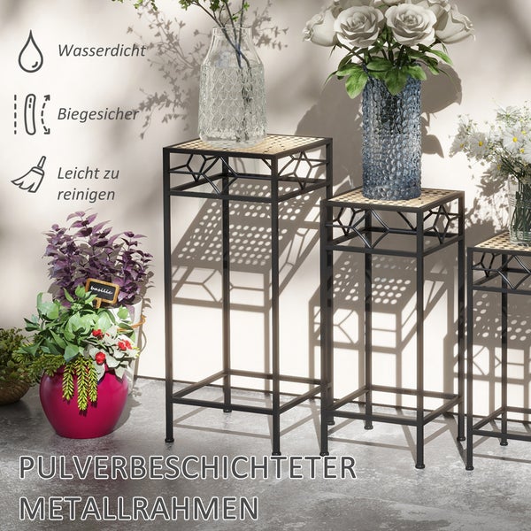 Dreiteiliges Pflanzenständer Set mit Blumenarrangements und Gartenzubehör auf einer Terrasse