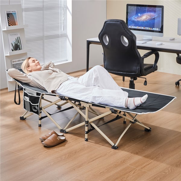 Frau entspannt sich auf einer Feldbettliege mit Seitentasche im Innenbereich.