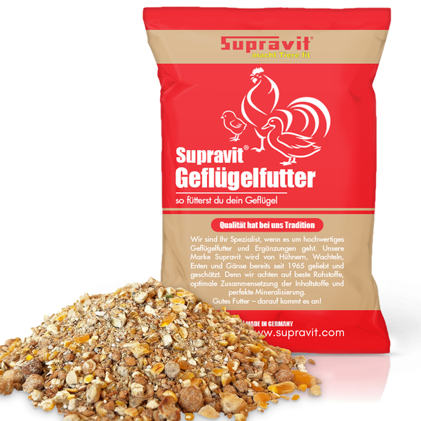 Supravit Geflügelfutter im Sack mit Futterhaufen