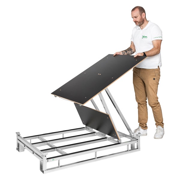 Montage einer höhenverstellbaren Arbeitsbühne mit Aluminiumrahmen und schwarzen Holzplatten