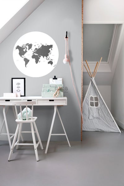 Kinderzimmer mit Schreibtisch, Stuhl, Weltkarte und Spielzelt
