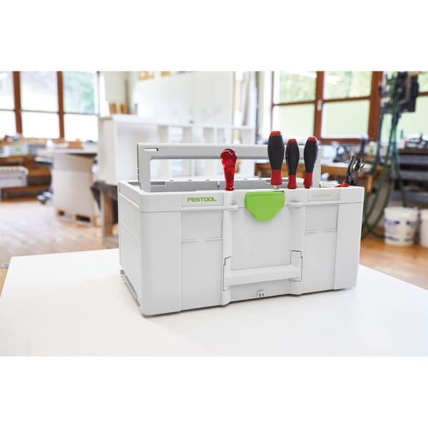 Festool Systainer³ ToolBox mit verschiedenen Schraubendrehern und einer Zange in einer hellen, organisierten Werkstatt.