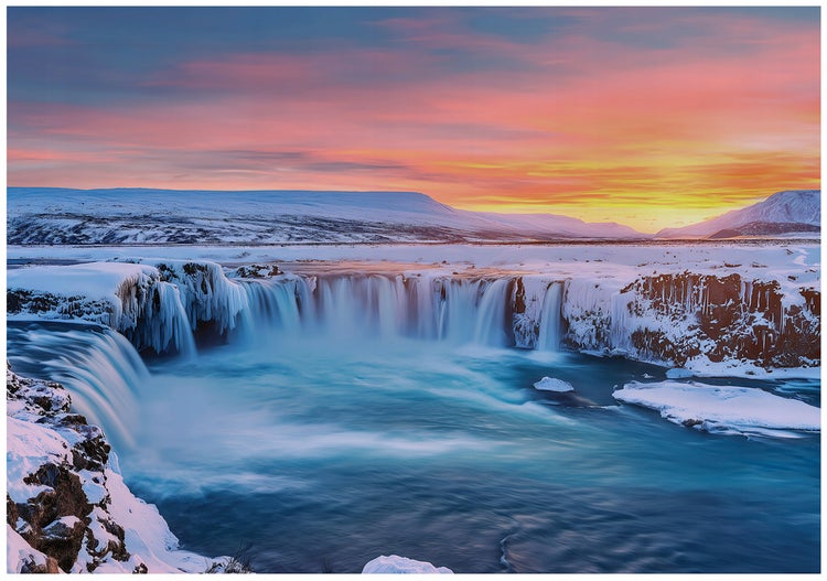 Winterlandschaft mit schneebedeckten Bergen und Wasserfall bei Sonnenaufgang