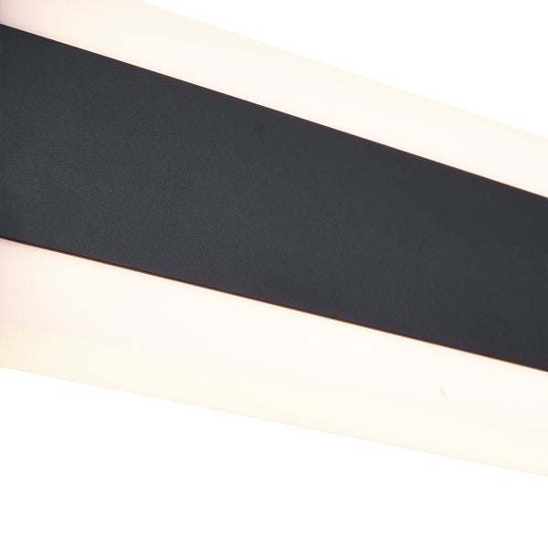 Nahaufnahme einer modernen LED Wandleuchte mit schwarzem Metallgehäuse und Lichtaustritt nach oben und unten.