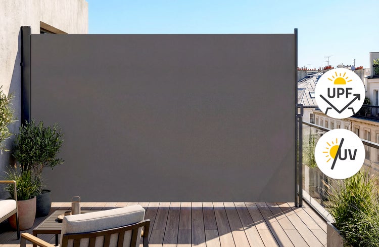 Graue Seitenmarkise auf einer Terrasse mit Holzboden, Pflanzen und Symbolen für Ultraviolett-Schutzfaktor und UV-Schutz.