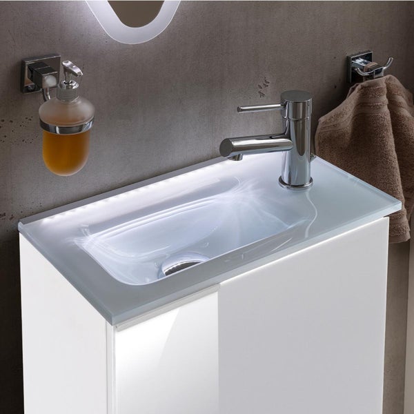 Modernes Badezimmerwaschbecken mit Armatur, Seifenspender und Handtuchhalter
