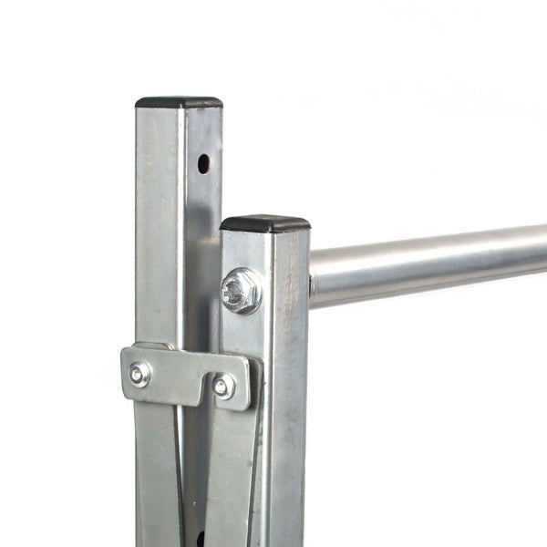 Detailansicht eines Gerüstbauteils mit Bolzen und Rohren