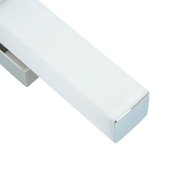 Moderne Wandleuchte in rechteckiger Form mit satiniertem Glas und Metallelementen.