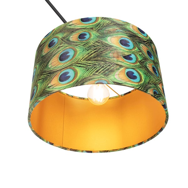 Pendelleuchte mit zylindrischem Lampenschirm, Pfauenfedermuster und goldfarbener Innenseite.