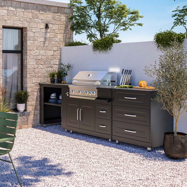 Außenküche mit integriertem Edelstahl-Gasgrill, schwarzen Schränken, Schubladen und Ablagefächern.