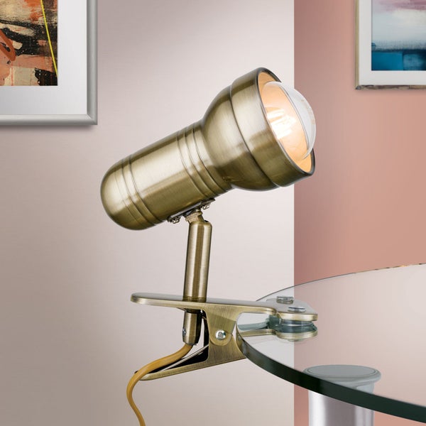 Klemmlampe aus Metall auf einem Glastisch