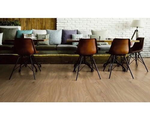 Innenraum mit Holzboden, Tischen und Stühlen in einem Restaurant