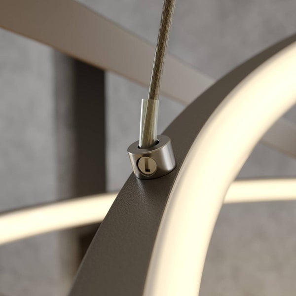 Detailansicht einer LED-Pendelleuchte mit Seilaufhängung, Metall-Seilstopper und Leuchtring.