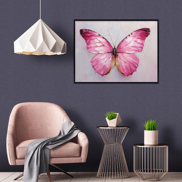 Dekoratives Wohnzimmer mit Sessel, Beistelltischen, Lampe und Schmetterlingsgemälde