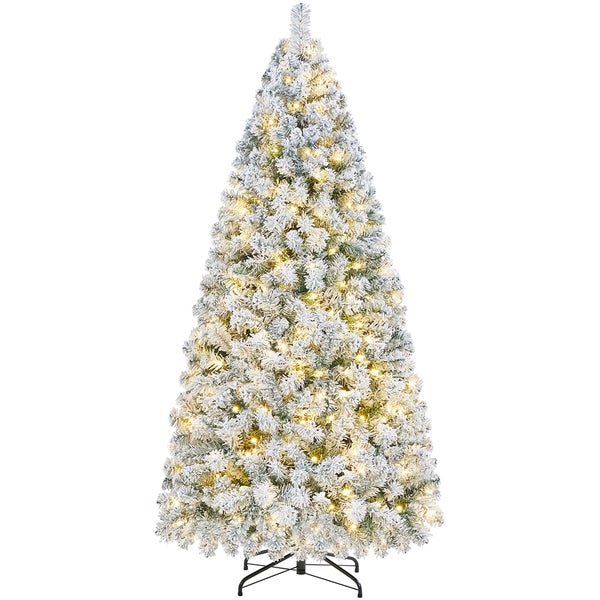 Verschneiter künstlicher Weihnachtsbaum mit Beleuchtung auf einem Ständer