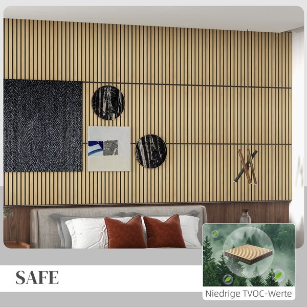 Akustikpaneele aus Holzlamellen an einer Schlafzimmerwand mit Dekoration und Hinweis auf niedrige TVOC-Werte.