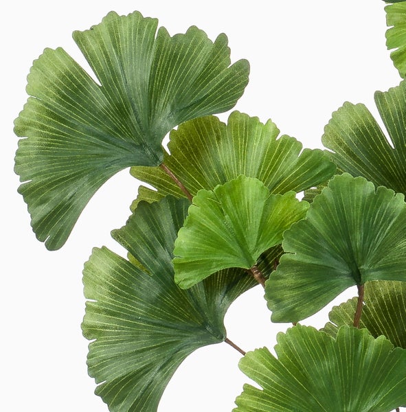 Künstlicher Ginkgozweig mit fächerförmigen grünen Blättern und braunem Stiel.