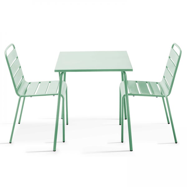 Balkonset aus Metall mit einem quadratischen Tisch und zwei Stühlen in Hellgrün, modernes Design mit Latten.