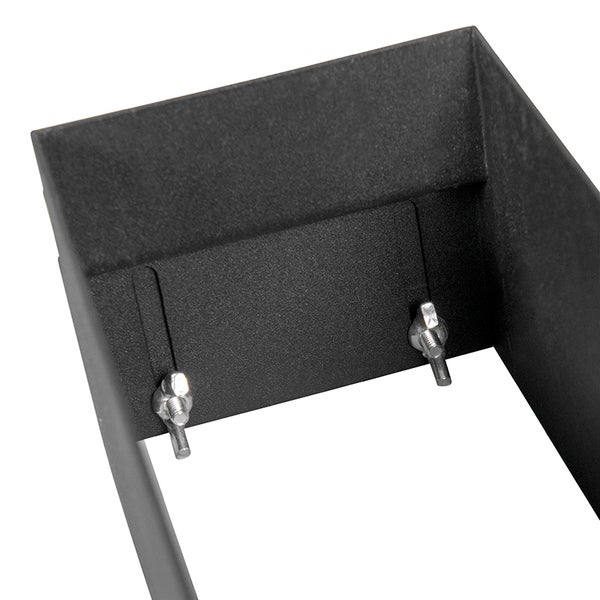 Detailansicht einer schwarzen Metallhalterung mit zwei Flügelschrauben zur Befestigung.