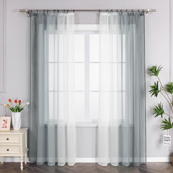 Dekorative Fenstergestaltung mit Gardinen und Vorhängen