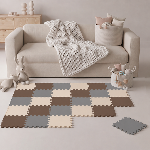 Spielteppich aus Puzzlematten mit Schachbrettmuster in neutralen Tönen vor einem Sofa im Wohnzimmer mit Kuscheltieren und Aufbewahrungskörben